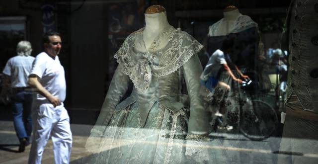 Escaparate con un traje valenciano realizado en seda.