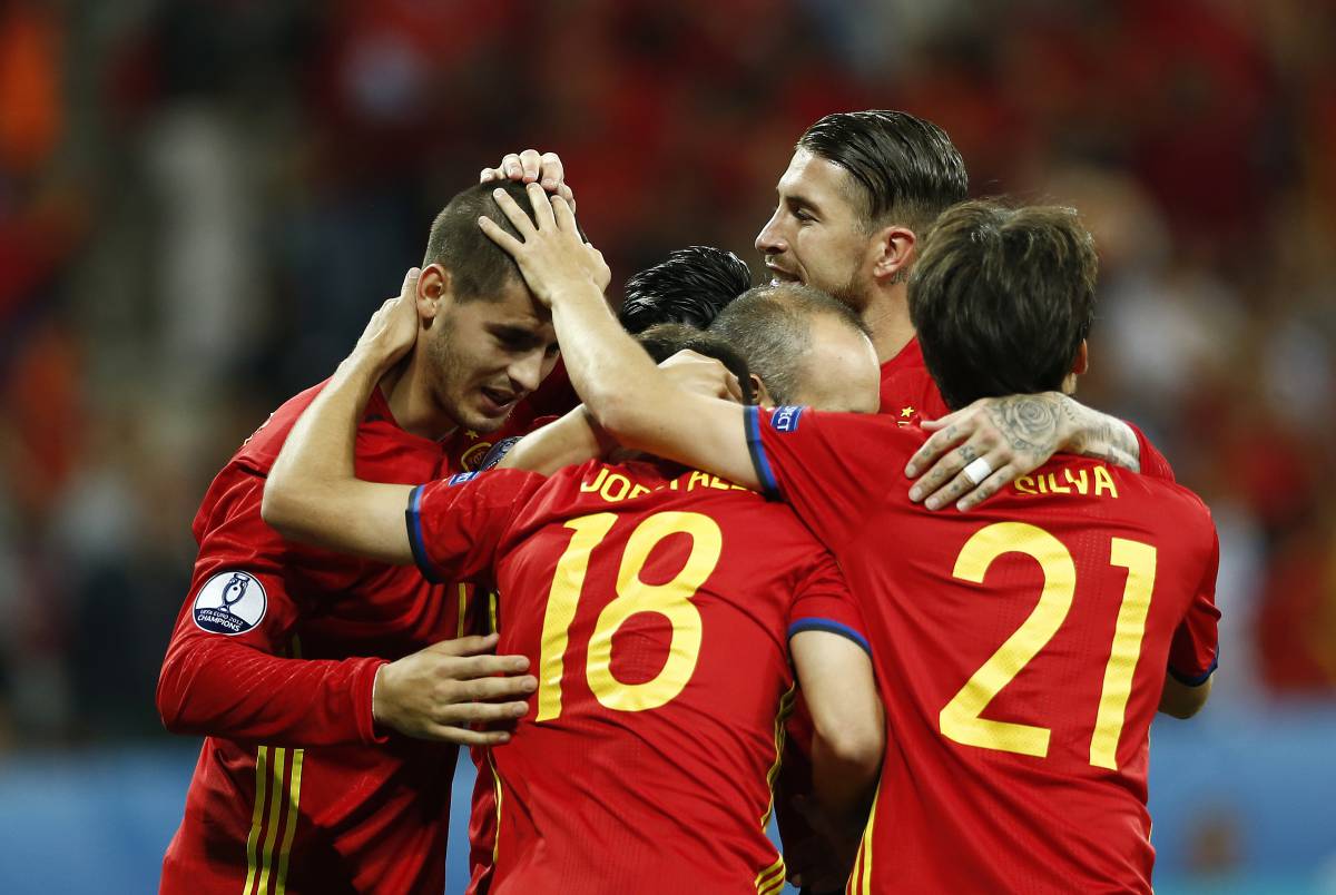 Morata es felicitado por sus compa&ntilde;eros.