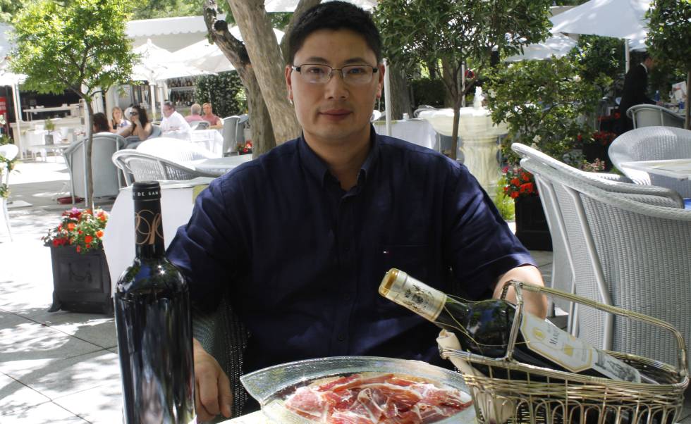 El presidente de los empresarios chinos en Madrid, Chen Shengli, en el Ritz.