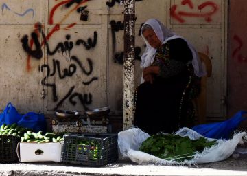 Una mujer vende verduras en el campo de refugiados de Deheisheh.