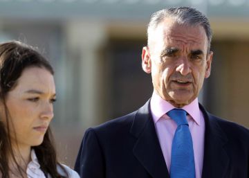 GRA384. MADRID, 17062016.- El expresidente de Banesto Mario Conde, a su salida hoy de la prisión madrileña de Soto del Real (Madrid), donde ingresó el pasado 13 de abril por el supuesto blanqueo de más de 13 millones de euros de los casos Banesto y Argentia Trust, después de que la Audiencia Nacional acordara su excarcelación. EFEMARISCAL