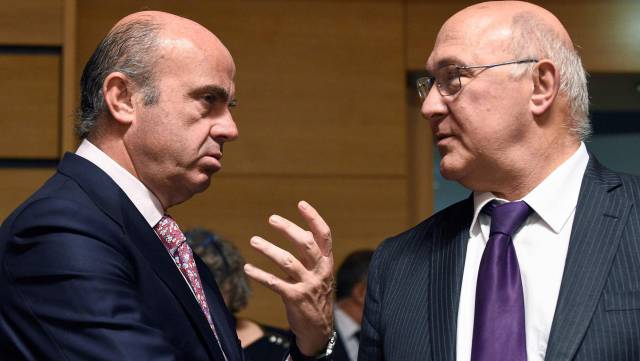 Guindos, con su homólogo francés, Michel Sapin.