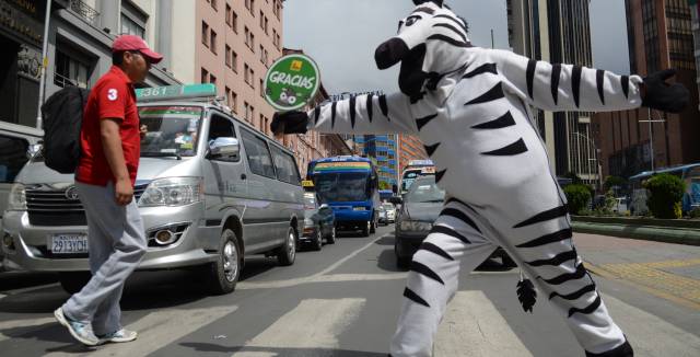 Omar saluda a los conductores mientras regula el tráfico paceño.
