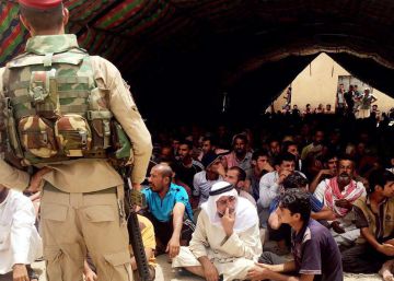 EBA01 FALUYA (IRAK), 09062016.- Un policía iraquí vigila a varias personas que están bajo custodia durante una operación militar en el norte de Faluya, Irak, hoy 9 de junio de 2016. Alrededor de 17.000 civiles han huido de la ciudad de Faluya y sus alrededores como consecuencia de los combates entre el Ejército de Irak y el grupo terrorista Estado Islámico. EFEStr