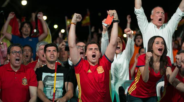 Rivera y Arrimadas celebran los goles.