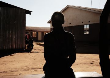 Un refugiado adolescente, en el campo de Dzaleka (Malaui).