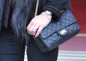 Kate Moss con su bolso Chanel 2.55. 