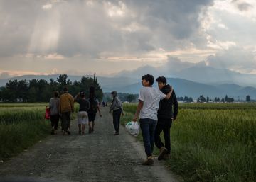 Varios refugiados abandonan Idomeni antes del desalojo.
