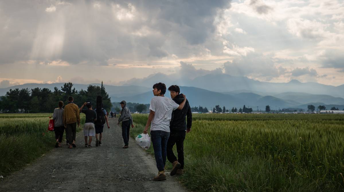 Varios refugiados abandonan Idomeni antes del desalojo.