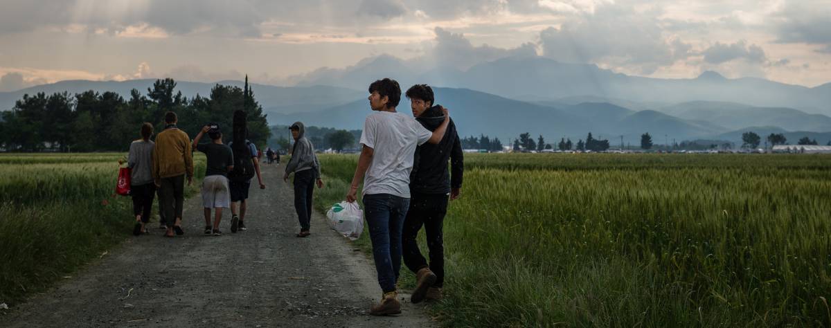 Varios refugiados abandonan Idomeni antes del desalojo.