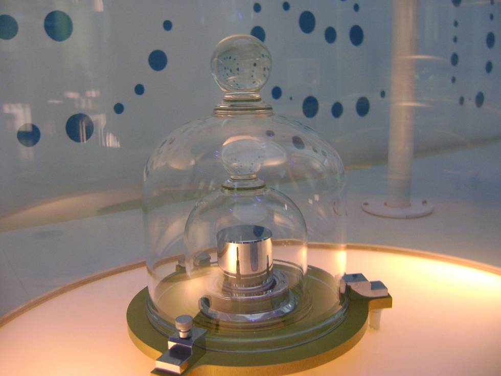 Una réplica del prototipo del kilo, con su doble campana de cristal protectora.