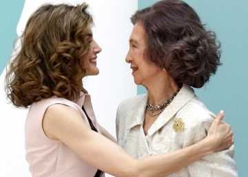 La reina Letizia felicita a la reina Sof&iacute;a, durante un acto conmemorativo.