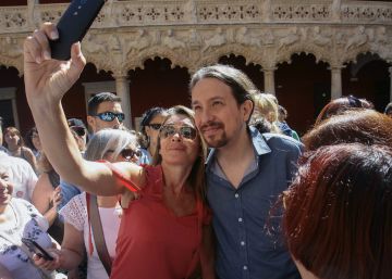 Pablo Iglesias, en Guadalajara con una simpatizante.