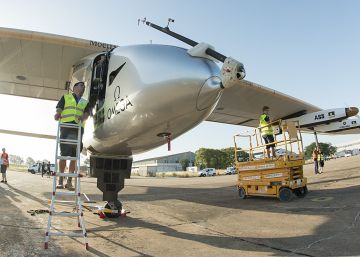 El avión solar Impulse II tras aterrizar en Sevilla.