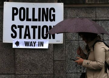 Cartel anunciando un colegio electoral en Londres. 