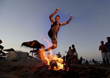GRA590. VALENCIA, 23062016.- Un joven salta una hoguera, como manda la tradición, esta noche en la playa de la Malvarrosa de Valencia, donde cada noche de San Juan miles de personas se acercan hasta la orilla del mar para saltar sobre el fuego y las olas. EFEManuel Bruque.