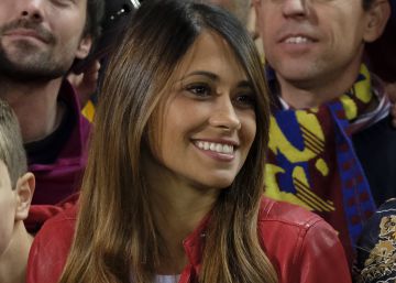  Antonella Roccuzzo,con chaqueta roja, en un partido.