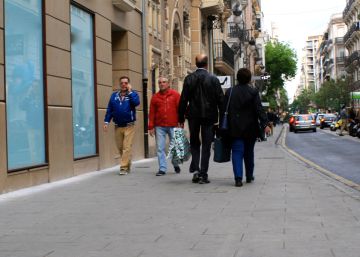 Calle Félix Pizcueta, en Valencia, pavimentada con baldosas que reducen hasta el 72% de la contaminación atmosférica.rn 