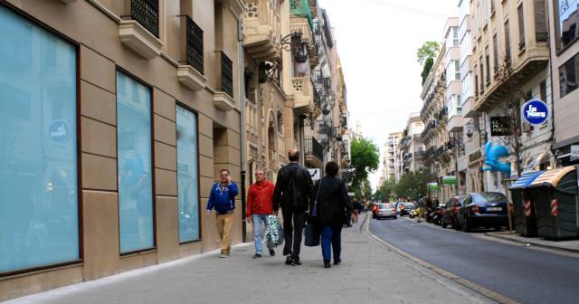 Calle F&eacute;lix Pizcueta, en Valencia, pavimentada con baldosas que reducen hasta el 72% de la contaminaci&oacute;n atmosf&eacute;rica.rn 