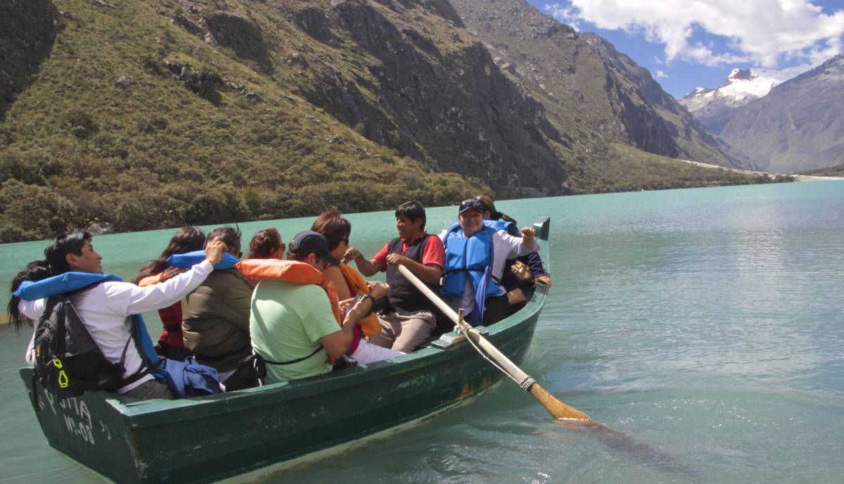 Turistas en bote en la reserva de la biosfera de Huascarán (Perú
