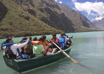 Turistas en bote en la reserva de la biosfera de Huascarán (Perú