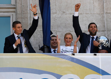 Manuela Carmena, este jueves en el Ayuntamiento de Madrid junto a Florentino Pérez y Felipe Reyes.