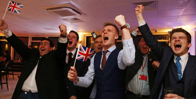 Partidarios del 'Brexit' celebran los resultados en Londres.