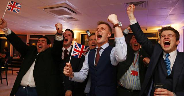 Partidarios de dejar la UE muestran su alegría tras el referéndum.
