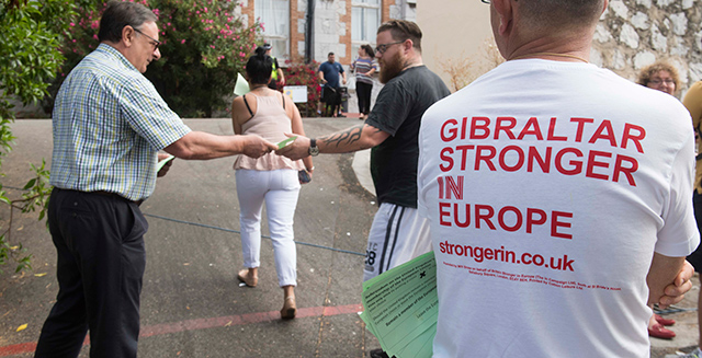 Votantes gibraltareños.