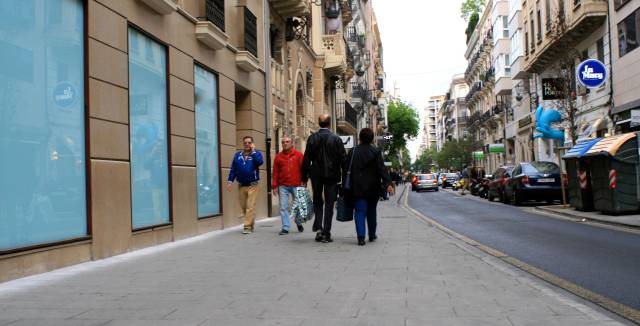 Calle de Valencia con baldosas que reducen la contaminación.