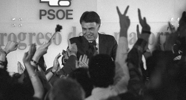 Noches de tabaco negro, balcones de postín y partidos emergentes