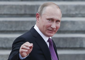 BEIJING, CHINA - JUNE 25: Russian President Vladimir Putin waves to Chinese children after a welcoming ceremony outside the Great Hall of the People on June 25, 2016 in Beijing, China. Russian President Vladimir Putin is in China to discuss more economic and military cooperation between the two countries. (Photo by Lintao ZhangGetty Images)