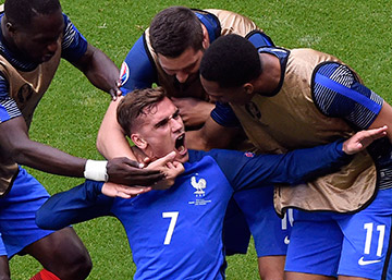 El cabezazo de Griezmann para marcar el primero.