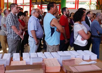 Constituci&oacute;n de las mesas electorales en un instituto de Madrid.