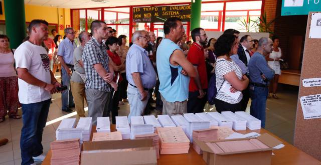 Constitución de las mesas electorales en un instituto de Madrid.