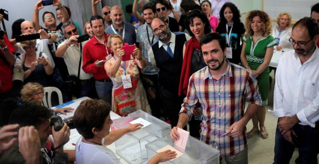 El líder de Izquierda Unida, Alberto Garzón, vota en Málaga.