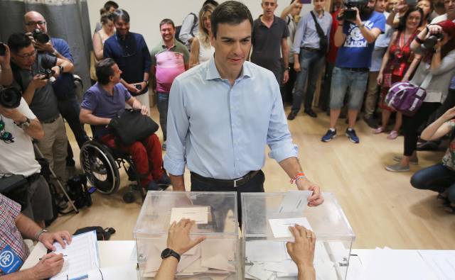Pedro Sánchez vota en Pozuelo de Alarcón.