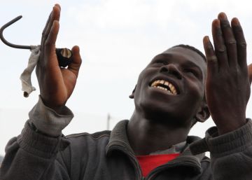 30 inmigrantes saltan la valla de Melilla