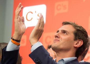 Center-right party Ciudadanos leader and party candidate Albert Rivera applauds at the center-right party Ciudadanos's headquarters after the official results of the Spanish general elections in Madrid, on June 26, 2016. Spain's incumbent conservatives stole the show away from a far-left coalition led by Podemos on June 26, finishing stronger in repeat elections with more seats than in December polls though still without a majority.  AFP PHOTO  CURTO DE LA TORRE