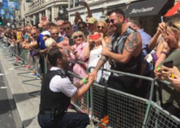 El momento en que un policía pide matrimonio a su novio durante el Orgullo Gay de Londres