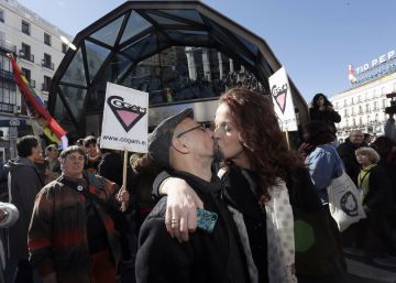 Carla Antonelli (derecha) es la &uacute;nica mujer transexual que ejerce el cargo de diputada en Espa&ntilde;a