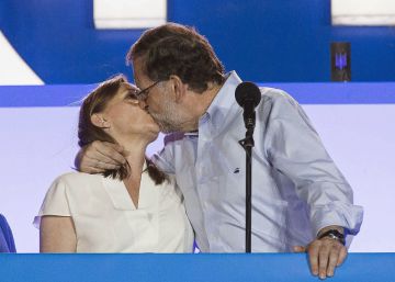 GRA825. MADRID, 26062016.- Fotograf&iacute;a facilitada por el PP de su l&iacute;der y presidente del Gobierno en funciones, Mariano Rajoy (2d), que besa a su mujer, Elvira Fern&aacute;ndez, ante la secretaria general del partido, Mar&iacute;a Dolores de Cospedal (d); la vicepresidenta del Gobierno en funciones, Soraya S&aacute;enz de Santamar&iacute;a (3i), y los vicesecretarios de Organizaci&oacute;n, Fernando Mart&iacute;nez Maillo (2i), Autonom&iacute;as y Ayuntamientos, Javier Arenas (i), durante su comparecencia ante los simpatizantes en el exterior de la sede del partido, en la madrile&ntilde;a calle G&eacute;nova, tras conocer los resultados de las elecciones generales del 26J. EFETarek ***SOLO USO EDITORIAL***
