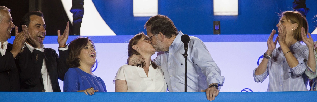 GRA825. MADRID, 26062016.- Fotografía facilitada por el PP de su líder y presidente del Gobierno en funciones, Mariano Rajoy (2d), que besa a su mujer, Elvira Fernández, ante la secretaria general del partido, María Dolores de Cospedal (d); la vicepresidenta del Gobierno en funciones, Soraya Sáenz de Santamaría (3i), y los vicesecretarios de Organización, Fernando Martínez Maillo (2i), Autonomías y Ayuntamientos, Javier Arenas (i), durante su comparecencia ante los simpatizantes en el exterior de la sede del partido, en la madrileña calle Génova, tras conocer los resultados de las elecciones generales del 26J. EFETarek ***SOLO USO EDITORIAL***
