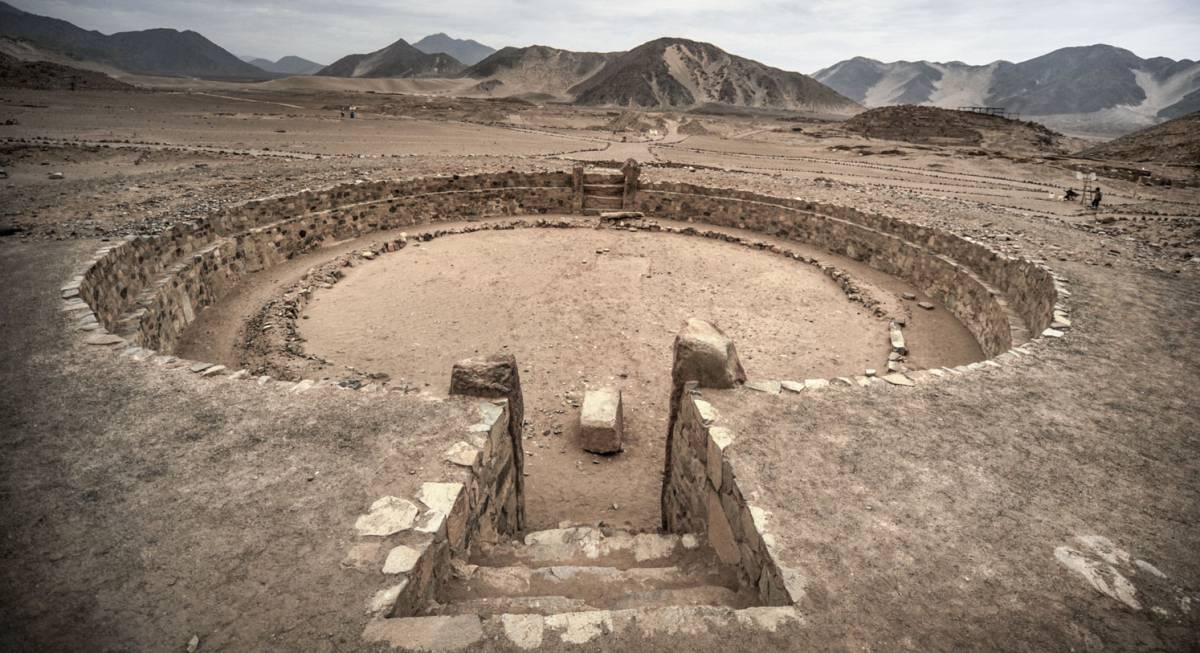 Un anfiteatro en Caral. Hace 5,000 años el culto al fuego ya utilizaba el manejo de la energía del viento.