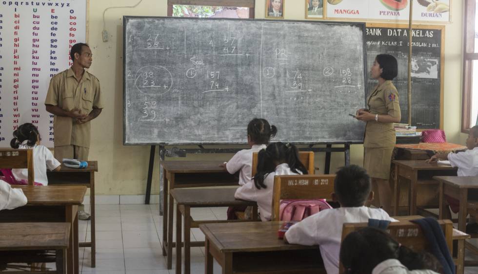 Wisnu Giri (izquierda) es el coordinador pedagógico en 'SD Negeri 2', el colegio inclusivo de Benjkala, al norte de Bali. En la imagen, imparte una clase de Matemáticas en abril de 2016.