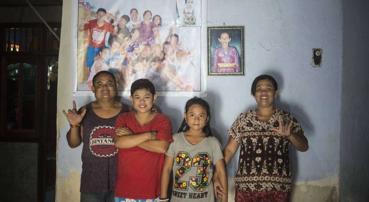Los bailarines sordos Nyoman y Pindu, con dos de sus tres hijas.