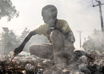 Muhammad Modu, nigeriano de 15 años, se gana la vida revendiendo objetos que encuentra entre la basura.