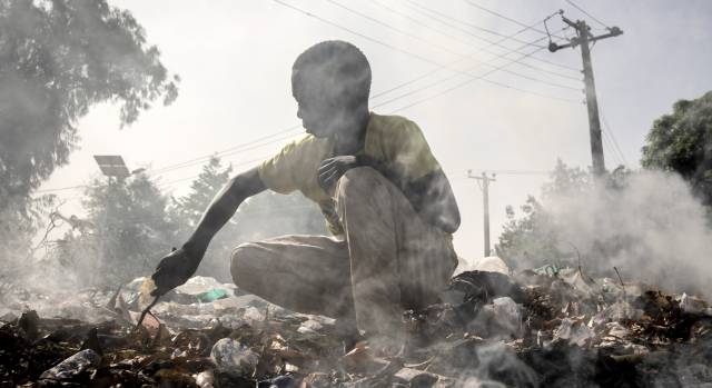 Muhammad Modu, nigeriano de 15 años, se gana la vida revendiendo objetos que encuentra entre la basura.
