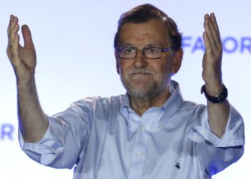 GRA791. MADRID, 26062016.- El presidente del Gobierno en funciones y l&iacute;der del PP, Mariano Rajoy, durante su comparecencia ante los simpatizantes en el exterior de la sede del partido, en la madrile&ntilde;a calle G&eacute;nova, tras conocer los resultados de las elecciones generales del 26J. EFEJavier Liz&oacute;n