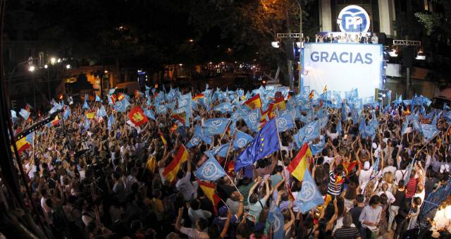 El presidente del Gobierno en funciones y l&iacute;der del PP, Mariano Rajoy, y dirigentes del partido comparecen ante sus simpatizantes tras su triunfo el 26J.